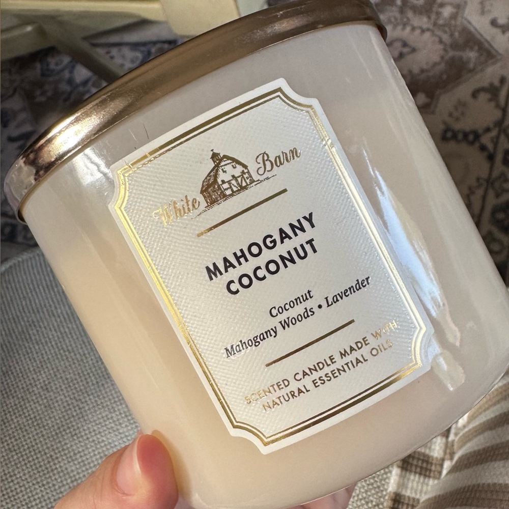 White Barn Mahogany Coconut Candle - Picture 2 of 8